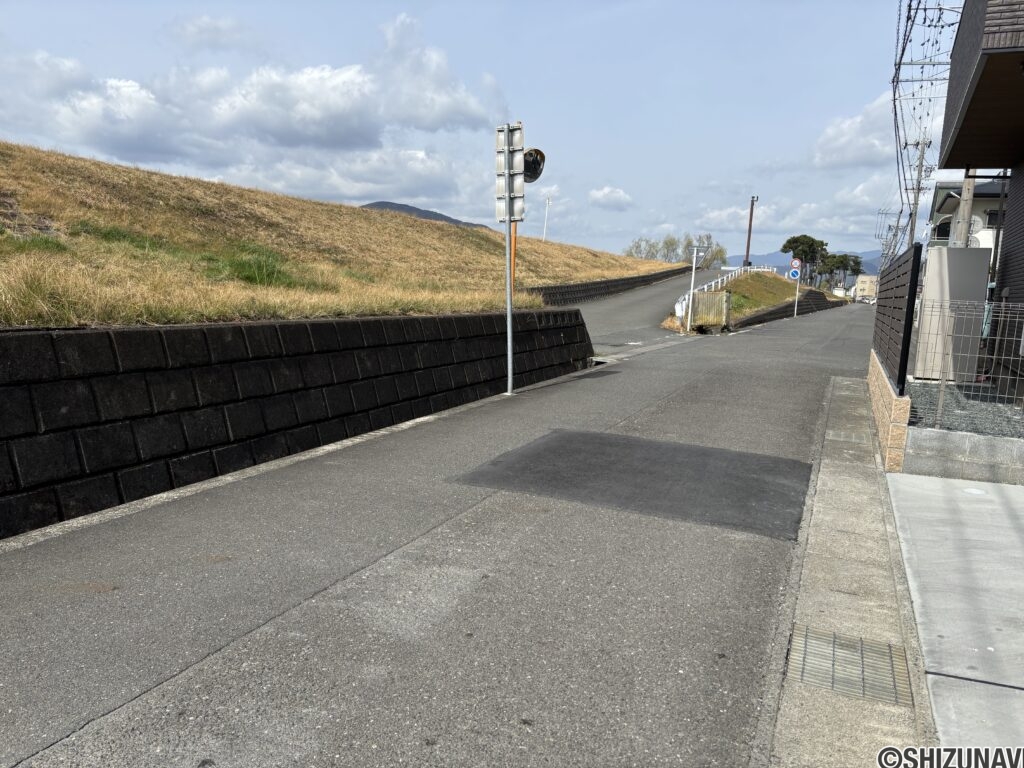 北側正面道路です