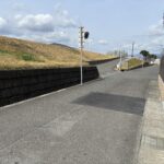 北側正面道路です