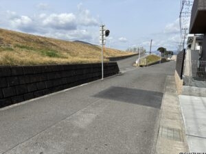 北側正面道路です