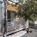 家庭運・健康運を上げる風水効果があると言われるユーカリの木とデッキ