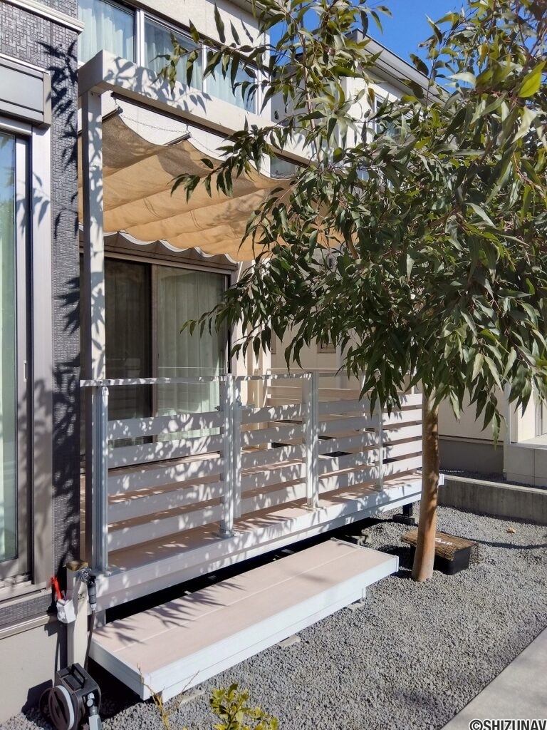 家庭運・健康運を上げる風水効果があると言われるユーカリの木とデッキ