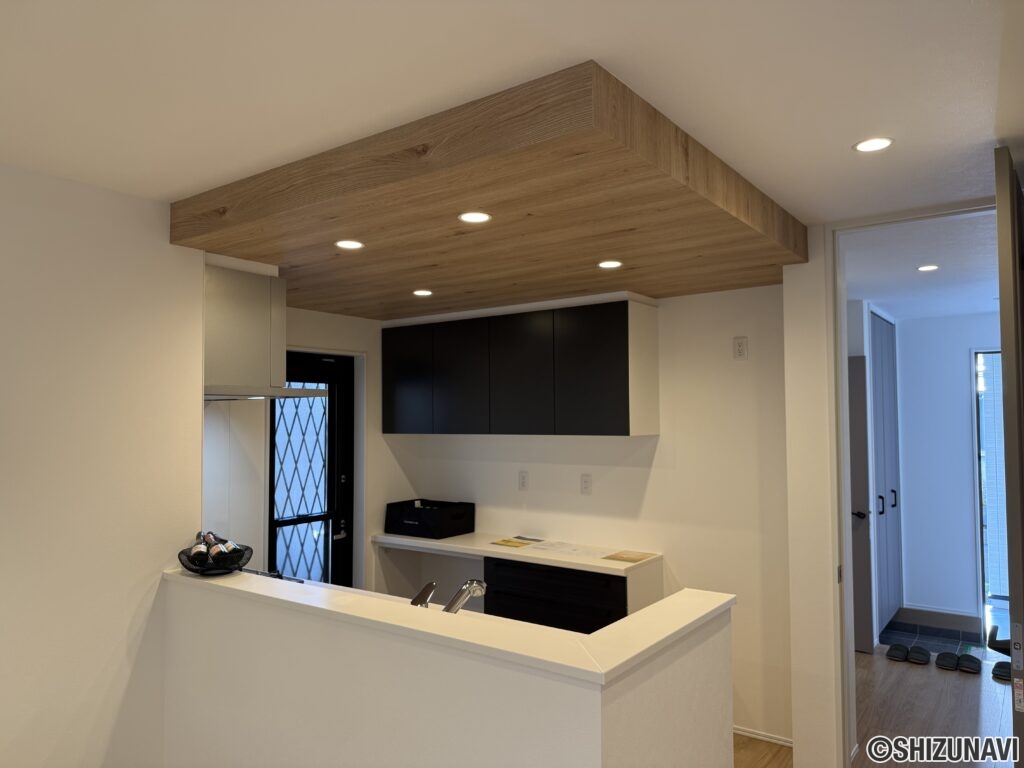 作業台と背面収納があるキッチン