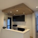 作業台と背面収納があるキッチン