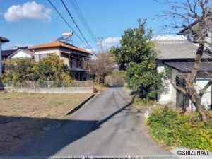 本物件前面道路、富士宮市道、本物件は左側