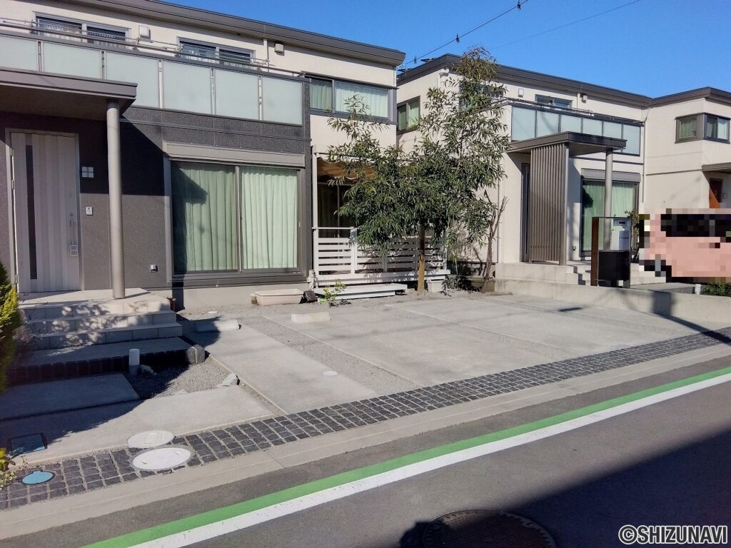 駐車スペースは並列で3台分