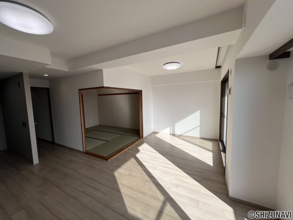 リビングに繋がる和室があります