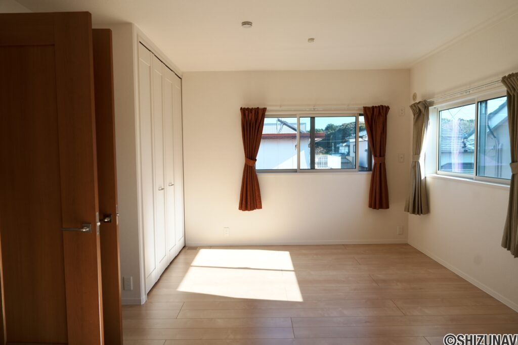 2階南側洋室　別角度です。