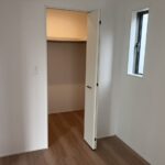 １階洋室と収納スペース