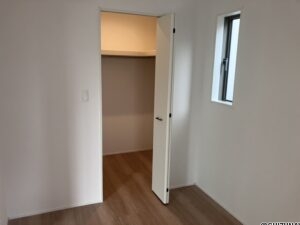 １階洋室と収納スペース