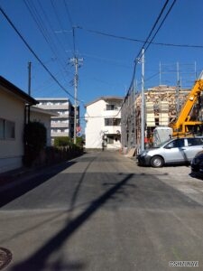 物件西側の道路(幅員5.3m) 南側からの写真です。