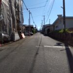 物件西側の道路(幅員5.3m) 北側からの写真です。