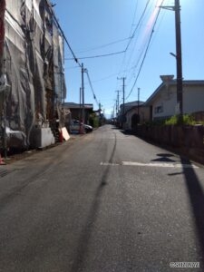 物件西側の道路(幅員5.3m) 北側からの写真です。