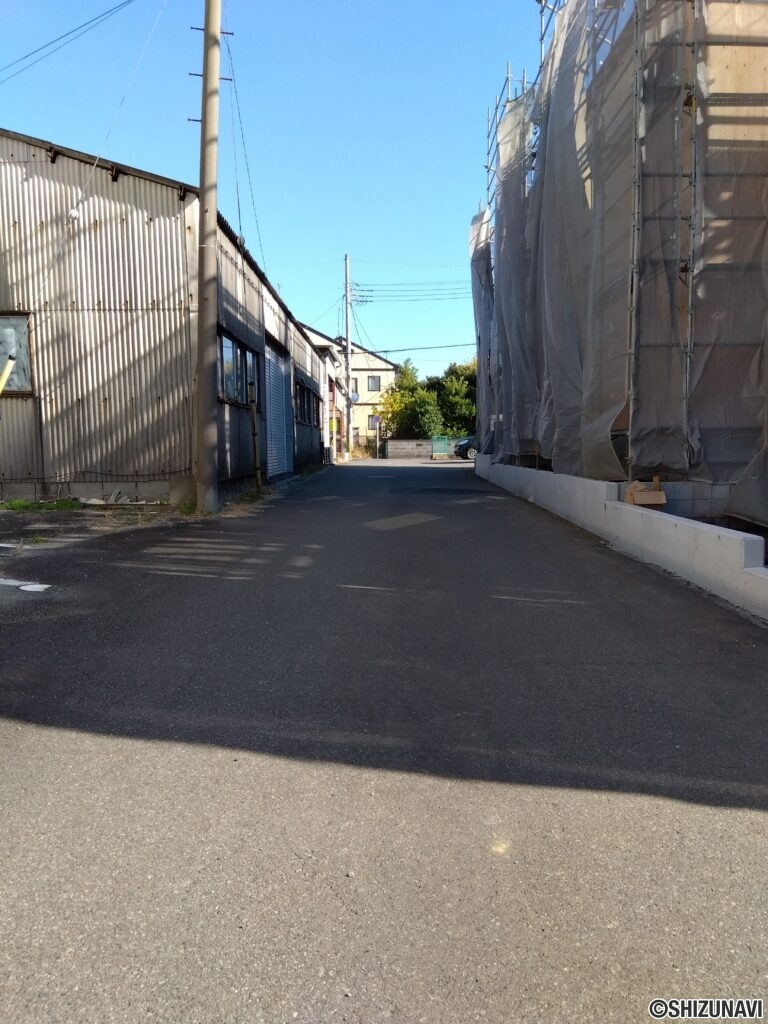 物件北側の道路(幅員4.2m) 西側からの写真です。