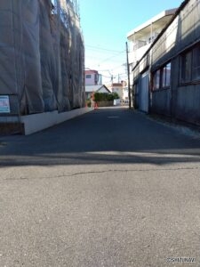 物件北側の道路(幅員4.2m) 東側からの写真です。