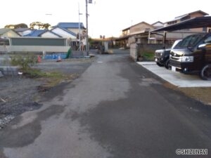 前面道路 西側の写真です。