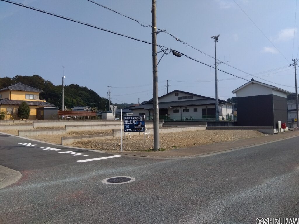 【仲介手数料不要、建築条件なし】袋井市愛野南4丁目分譲地内の角地の画像