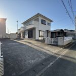 外観のお写真①です。駐車場が広いので３～４台駐車できます。