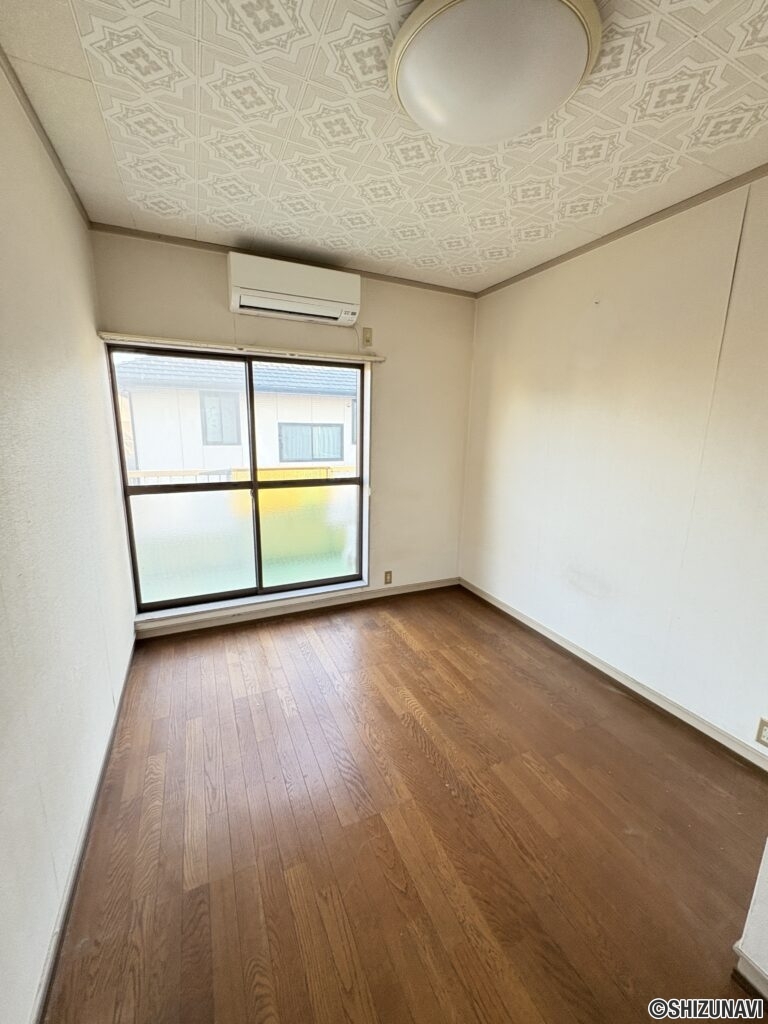 別角度の洋室のお写真です。