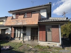 南側の庭から見た外観です