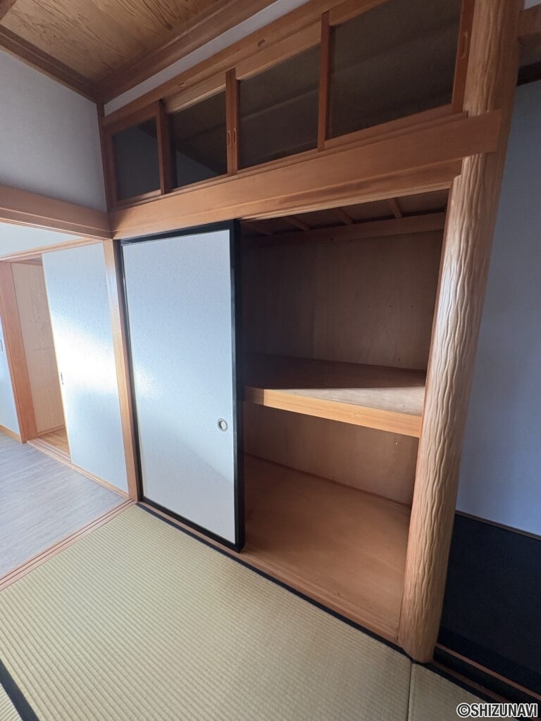 空き家買取専科　石津中町　2階8畳和室収納