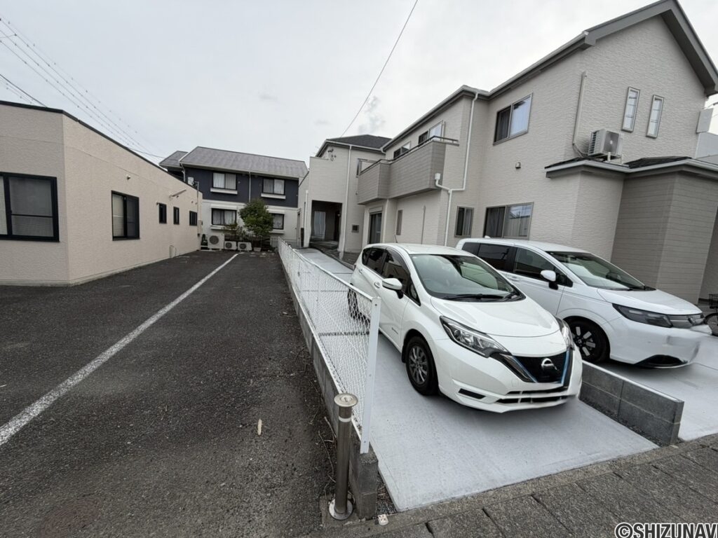 駐車場　縦に3台は停めれそうです。