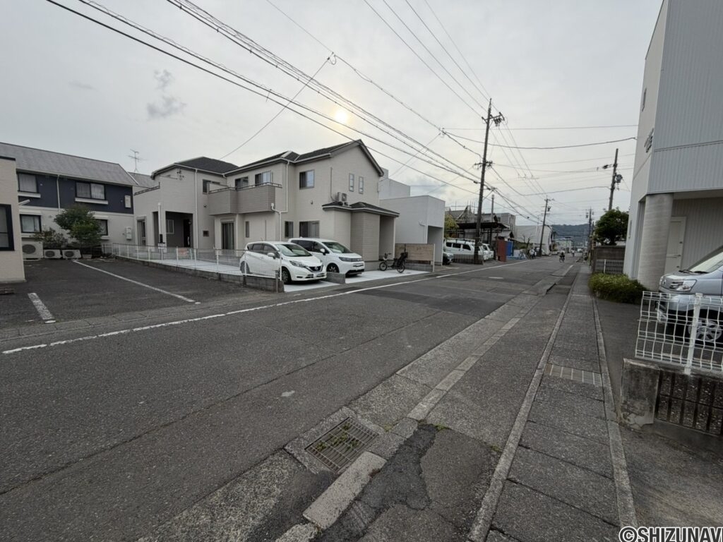 前面道路　広いので駐車しやすいですね