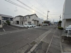 前面道路　広いので駐車しやすいですね