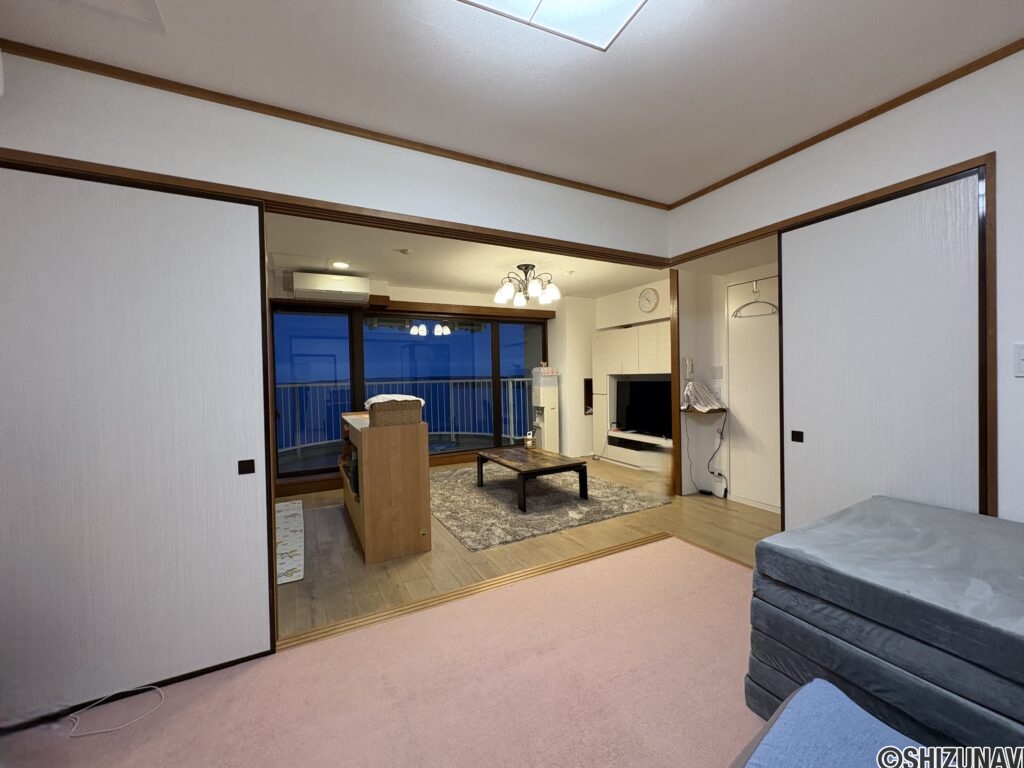 和室から見たリビングです。襖を開けるとリビングとつながりますので広々としています。