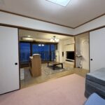 和室から見たリビングです。襖を開けるとリビングとつながりますので広々としています。