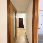 リビングと玄関をつなぐ廊下です。