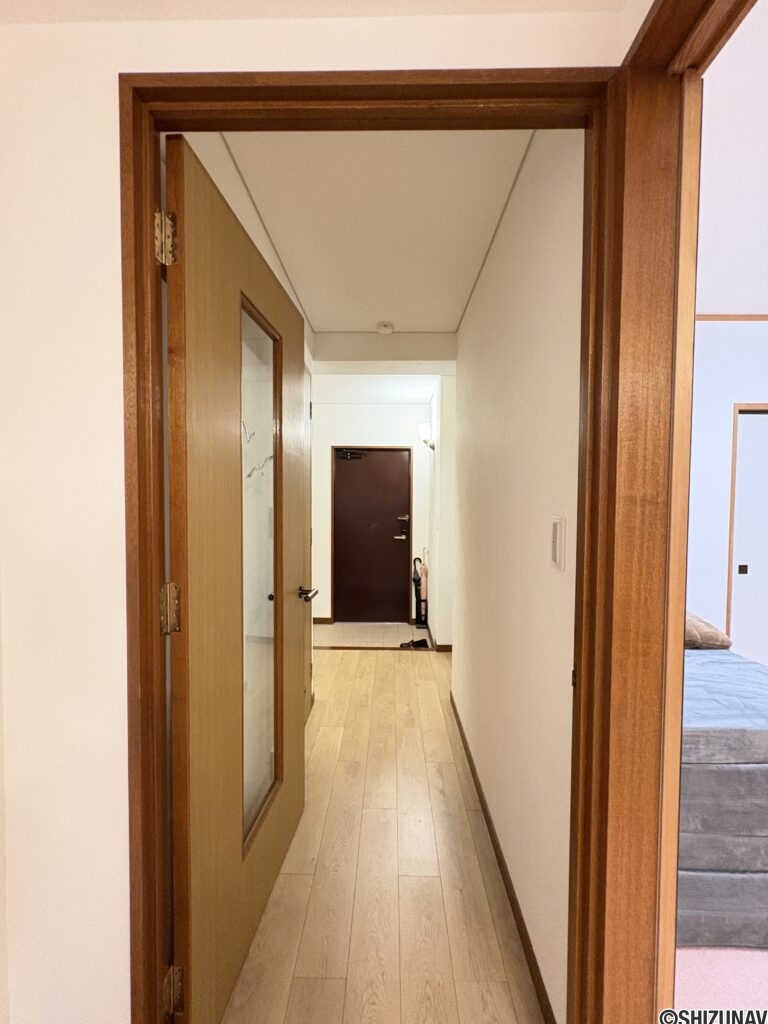 リビングと玄関をつなぐ廊下です。