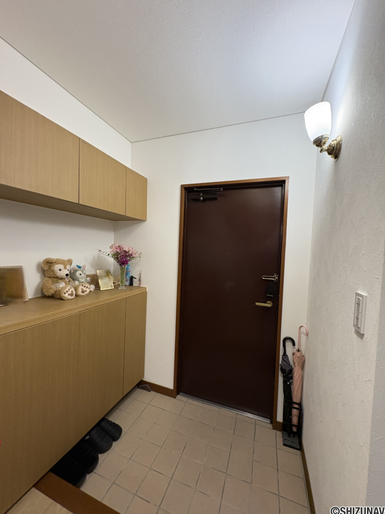 玄関です。靴箱もございます。