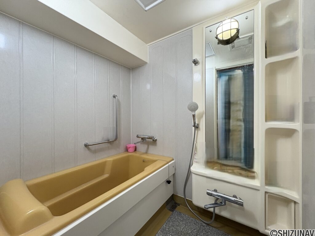 浴室です。広さは一坪以上あり、鏡もついております。