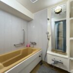 浴室です。広さは一坪以上あり、鏡もついております。