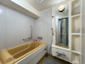 浴室です。広さは一坪以上あり、鏡もついております。