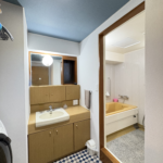 洗面所です。洗濯機を置くスペースもございます。