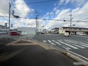 西側前面道路です。