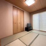 和室が一間あると急な来客時に重宝します。リビングと続き間なので、お子様の遊び部屋としても適しています。