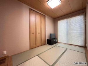 和室が一間あると急な来客時に重宝します。リビングと続き間なので、お子様の遊び部屋としても適しています。