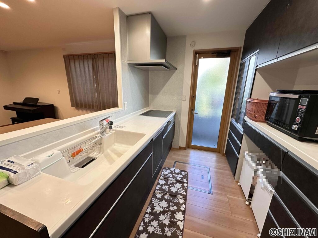 人気の対面キッチンで家族の会話も弾みます。