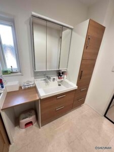 清潔に保たれた洗面室。