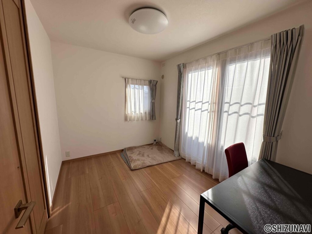 南東の洋室。明るい室内です。