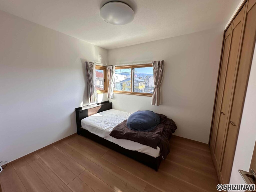 北東洋室。収納も設けられ、子供部屋としては十分な広さ。