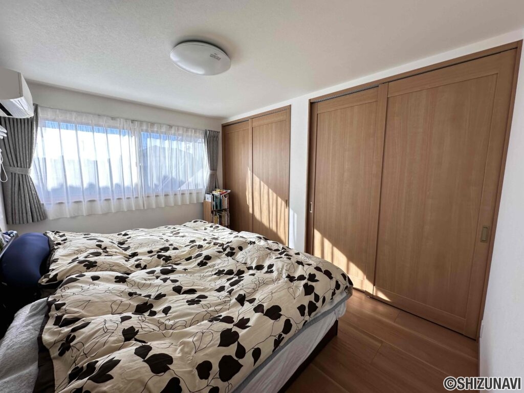 南西の寝室。大きなベッドを置いてもスペースのゆとりがございます。