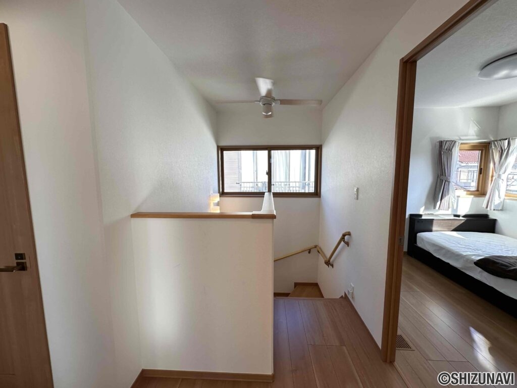 階段室に窓を設け、明かりを取り込みます。