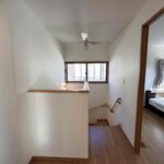 階段室に窓を設け、明かりを取り込みます。