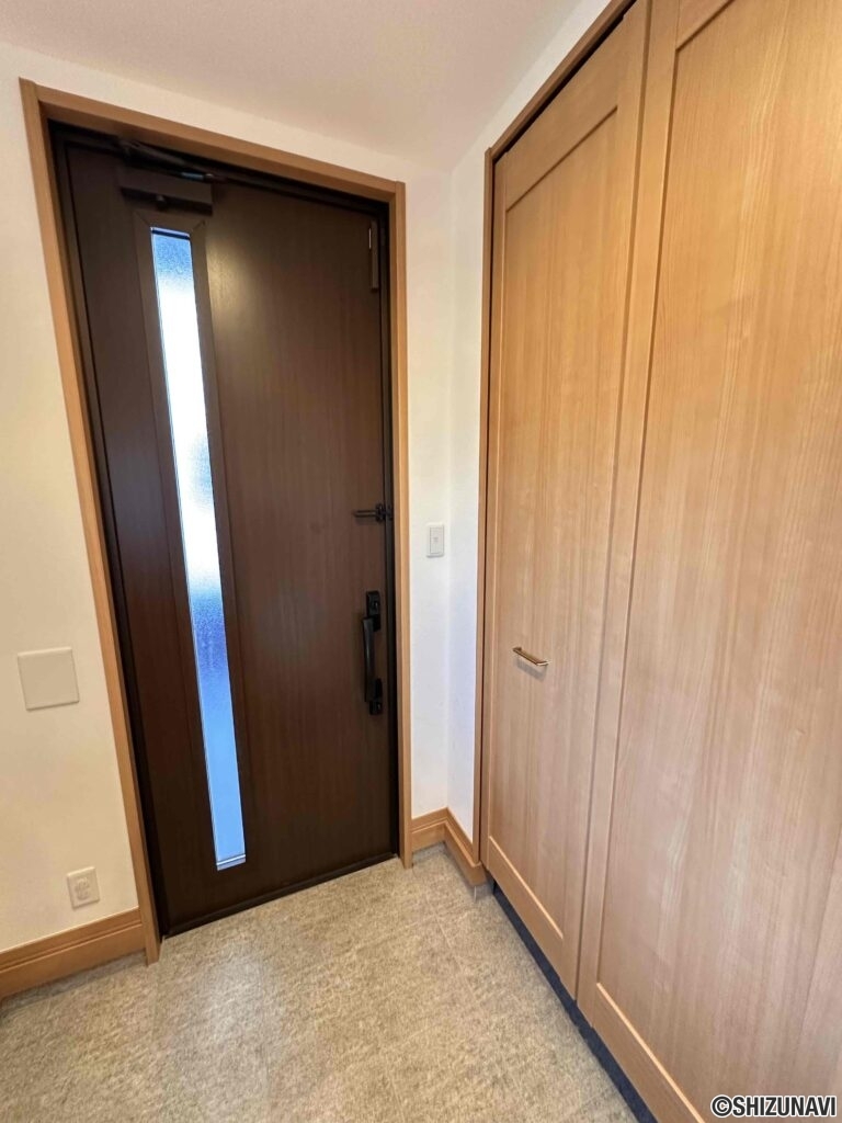 玄関の収納スペースも充実しております。