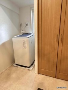 洗面室に隣接しランドリールームがございます。