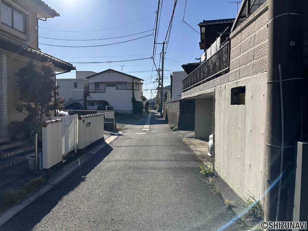 東側道路の様子。