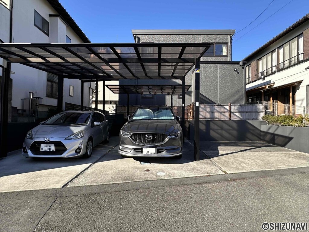 駐車場は３台（普通車２台＋小型・軽１台）。並列２台はカーポート付き。雨の日の乗り降りもストレスを感じません。